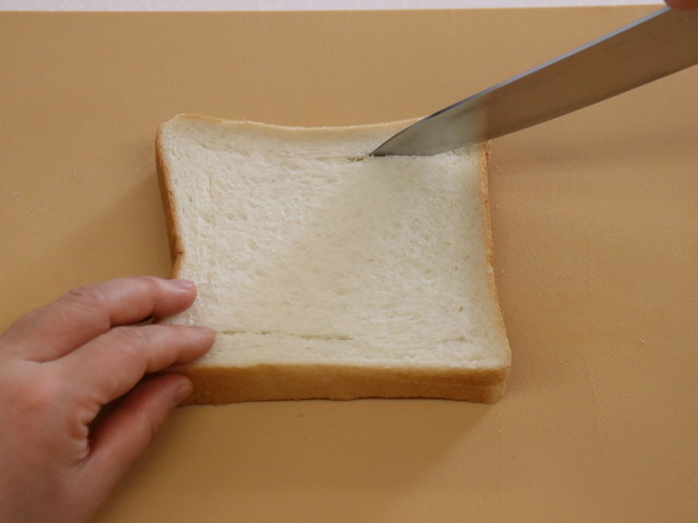 食パンに切り込みを入れる