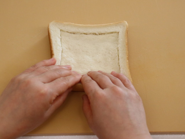 内側を押して厚みを半分くらいにする