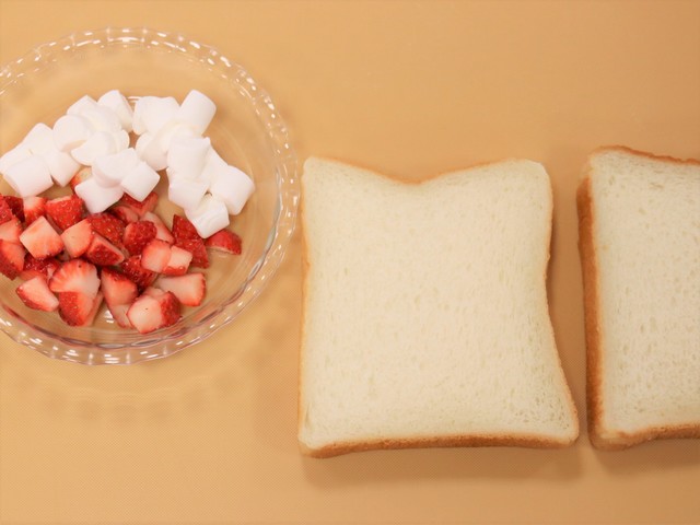 イチゴ・マシュマロを切る