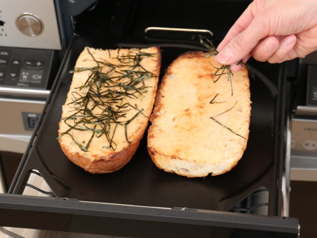 焼き上がったら刻みのりをのせる