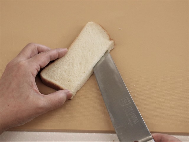 半分に切った食パンに切り込みを入れる