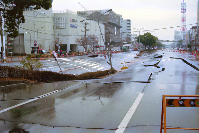 地震で割れた道路