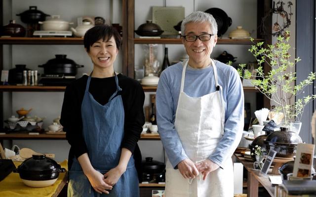 「長谷園 東京店イガモノ」店長の長谷伊佐子さん(左)と、土鍋コーディネーターの竹村謙二さん(右)