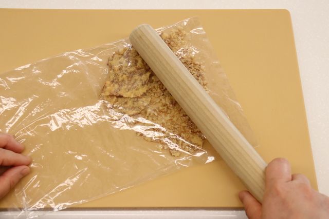 イカ風味スナックをポリ袋に入れて砕く