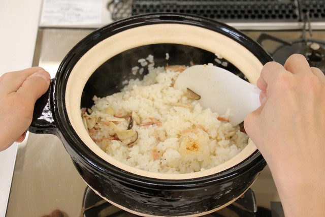 ごはんに炒めた具材をくわえて混ぜる