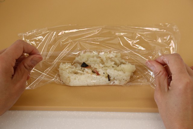 8等分してラップで包む