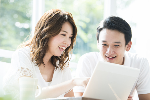 PCを見ながら話す男女