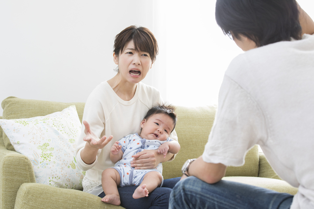 赤ちゃんを抱いて言い合う女性