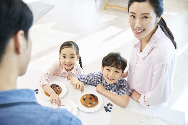 パンケーキにトッピングをする子どもたち