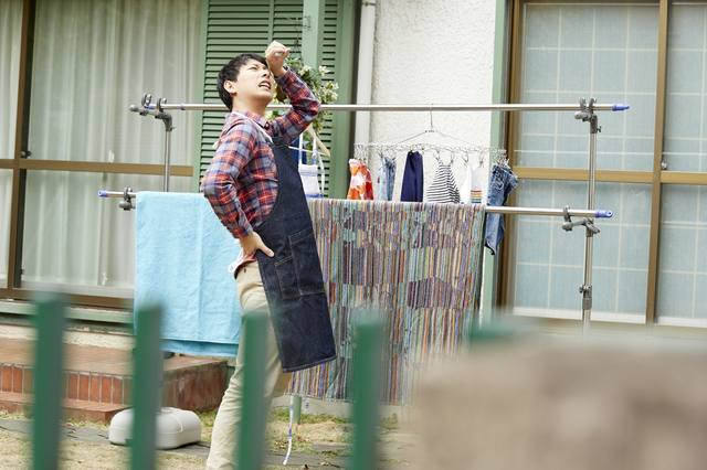 洗濯物を干し終えた男性