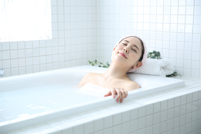 入浴する女性