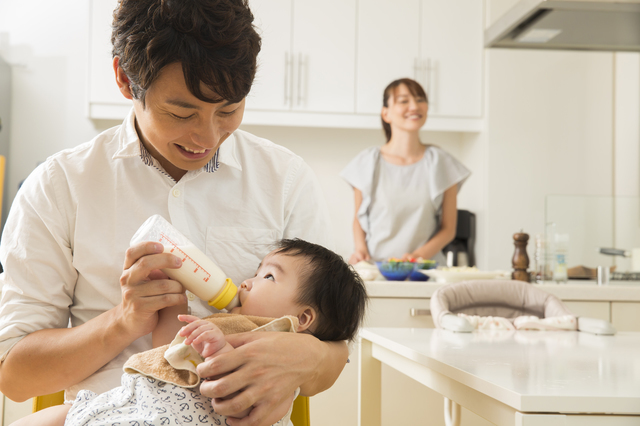 赤ちゃんにミルクをあげる男性