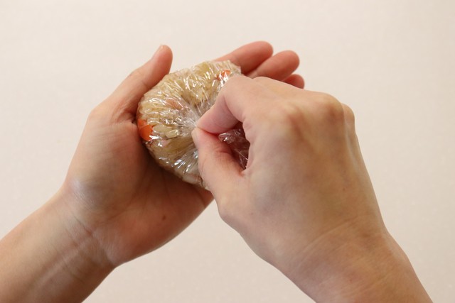 ラップを使って丸く形を整える