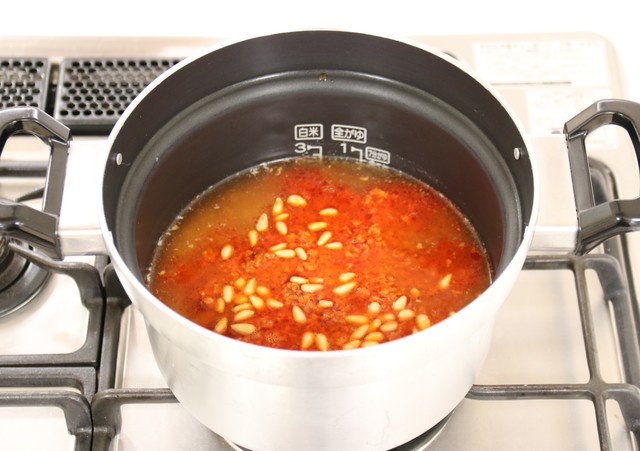 松の実を加えて自動炊飯機能で炊く