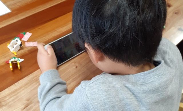 録音された自分の声を聴く子ども