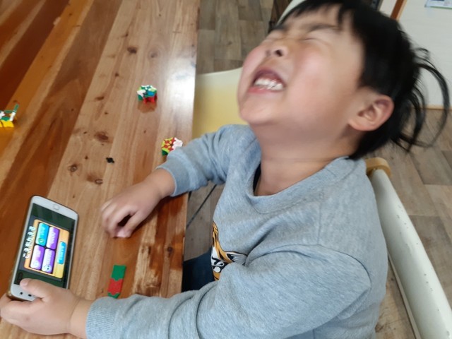ボイスチェンジ機能を楽しむ子ども