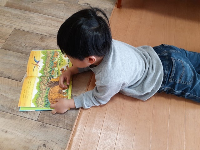 絵本を見る子ども