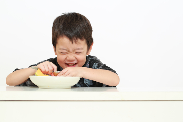 メロンを食べる子ども