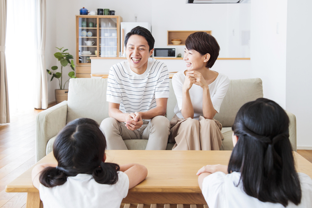 家族で会話を楽しむ