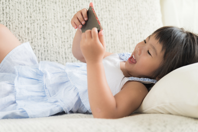 スマホで視聴する子ども