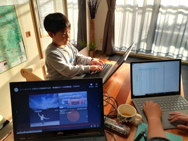動画を見る子どもたちと同じテーブルで仕事をする
