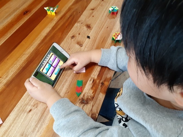 みいみを操作する子ども
