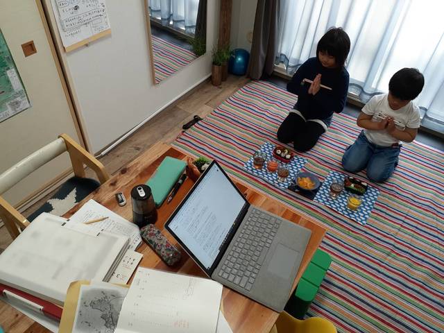 ピクニックシートを敷いて食事を楽しむ