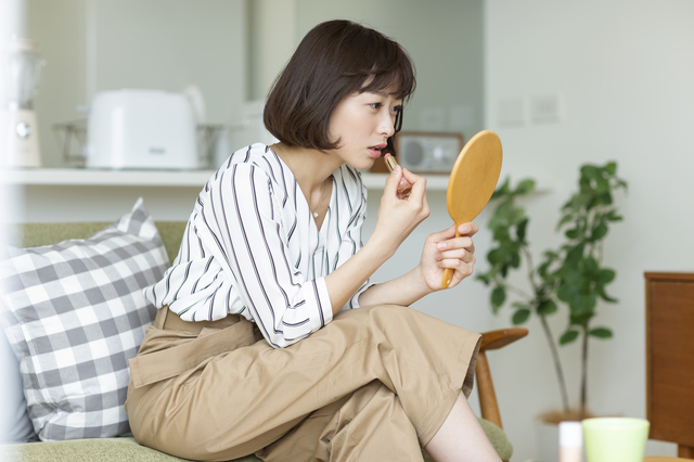 身支度をする女性
