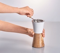ミルで豆を挽く様子