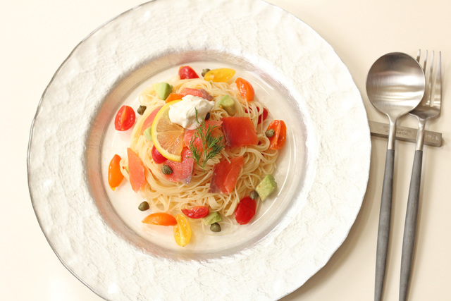 スモークサーモンとトマトアボカドの冷製パスタ