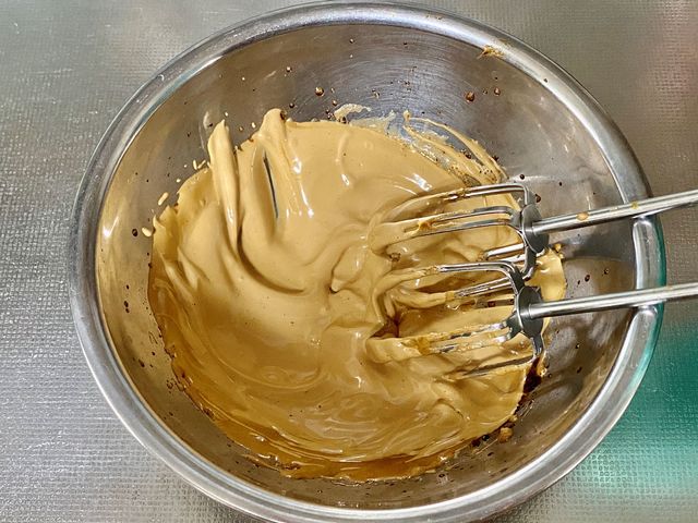 全体がふんわりするまで泡立てる