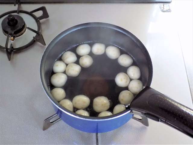 白玉を茹でる