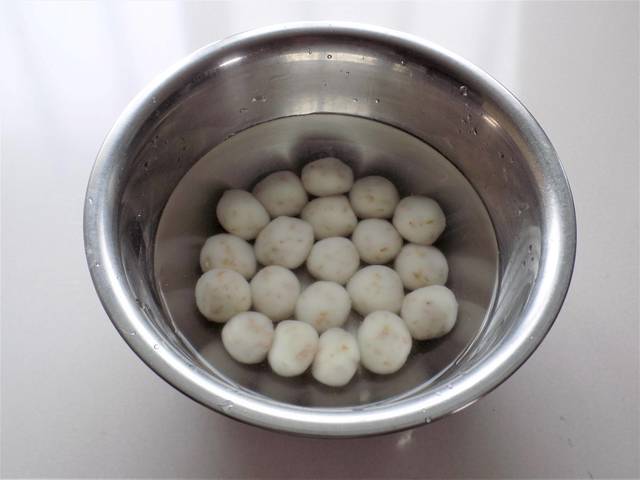 茹でた白玉を水にとって冷やす