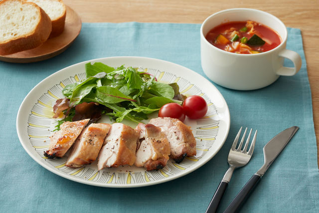 グリルチキンレモンペッパー風味と夏野菜のミネストローネ