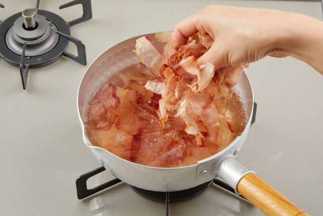 鰹節を入れる