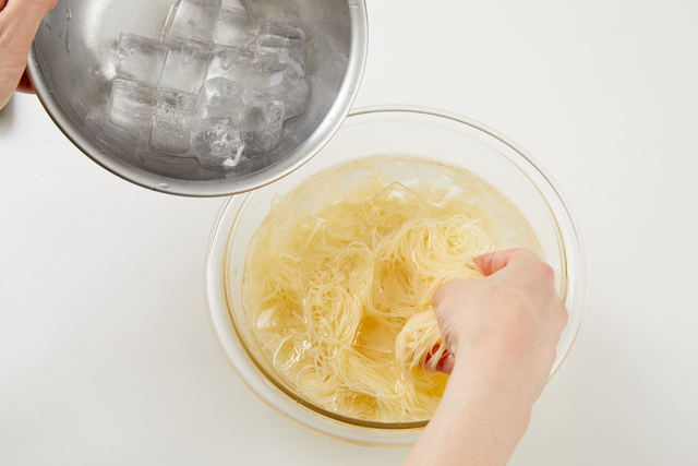 茹でたパスタを冷水にとって冷やす