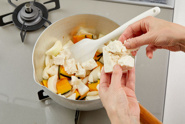 豆腐を手で崩して入れる