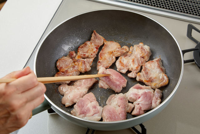 サラダ油を入れて両面をこんがり焼く
