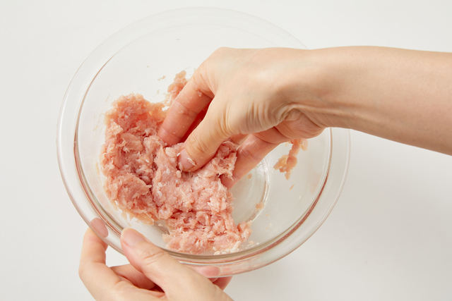 ひき肉をこねる