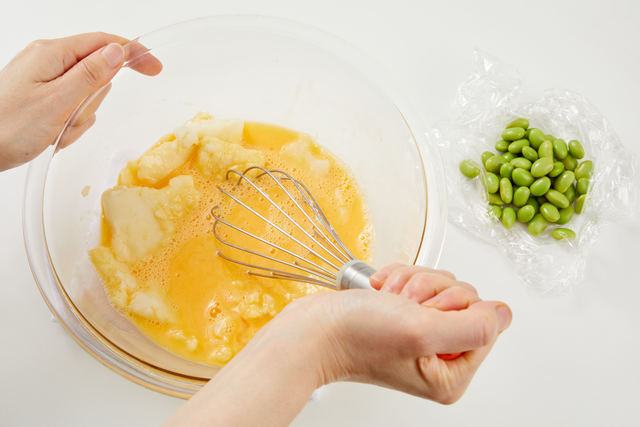 材料を混ぜ合わせる