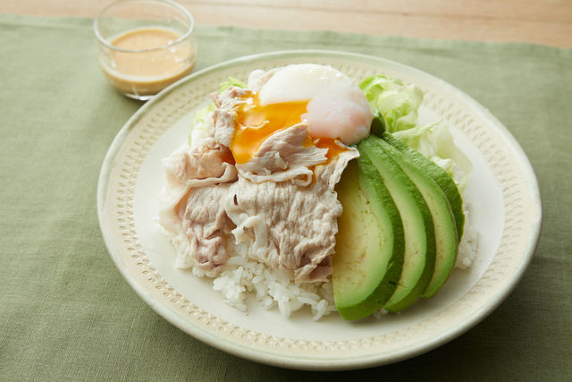 「豚しゃぶアボカド丼」