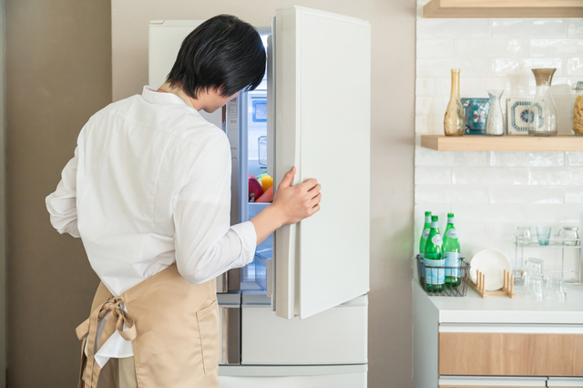 冷蔵庫を開ける人