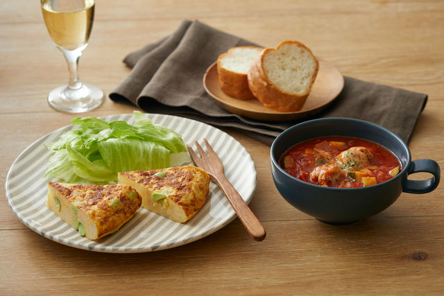 「枝豆とじゃがいものスペイン風オムレツ」と「鶏団子のトマトスープ」