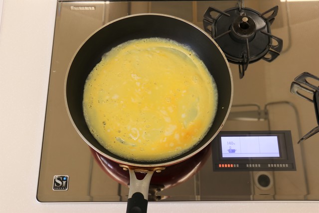 薄焼き卵を焼く