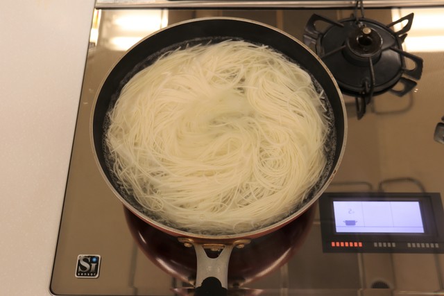 そうめんを茹でる
