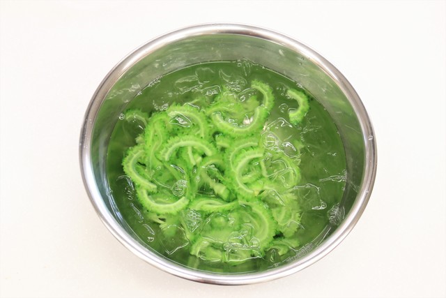 茹でたゴーヤを氷水にとる