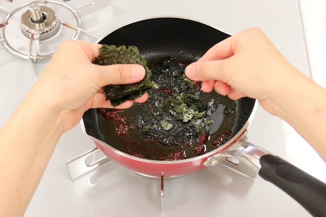 焼きのりを細かくちぎりながら加えて混ぜる
