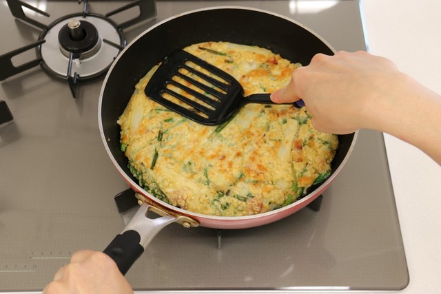 焼き色がついたら裏返す
