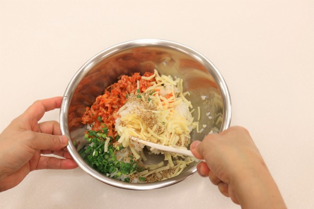 ご飯と具材を合わせて混ぜる