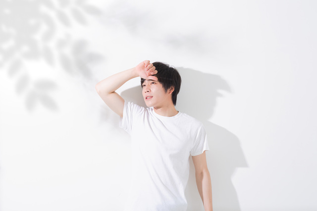 日差しを浴びる人